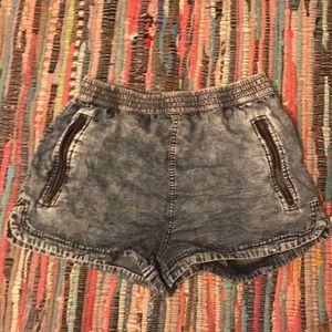 Stretch waist shorts